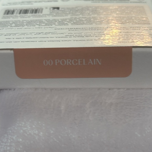 GloWish by Huda Beauty Lightweight Blurring Pressed Powder, 00 Pocelain New - Picture 5 of 5